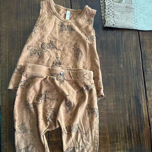 Rylee + Cru tiger Set tank and joggers 12-18 mos - Picture 4 of 5